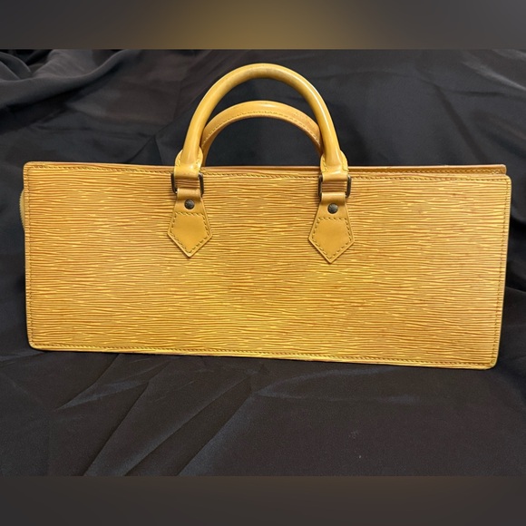 LOUIS VUITTON SAC TRIANGLE EPI - Picture 4 of 16